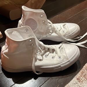 Gently used white converse - great condition